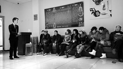 暗訪北京一珠寶店 游客北京一日游遭遇騙購(gòu)戲(圖)