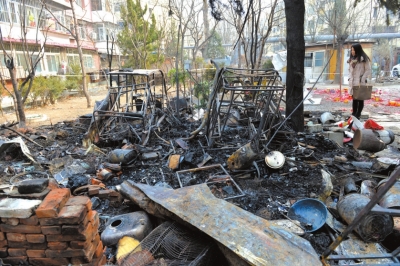 雜物起火燒裂住戶(hù)窗玻璃 無(wú)人員傷亡