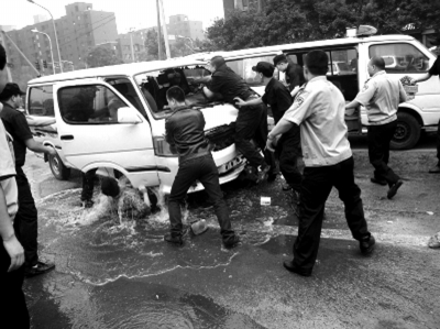 黑洗車遭聯(lián)合查抄攤主開(kāi)車軋執(zhí)法者