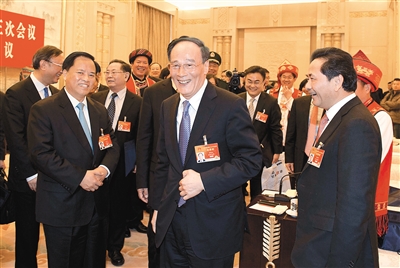 王岐山聽(tīng)代表發(fā)言時(shí)插話：少說(shuō)成績(jī) 多談問(wèn)題