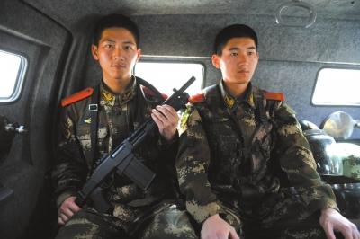 北京執勤武警頂盔摜甲25斤 每天值守13小時