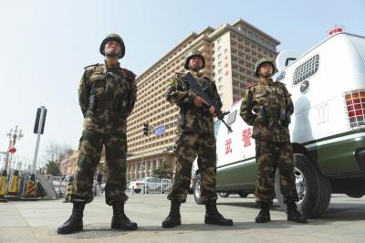 北京執勤武警頂盔摜甲25斤 每天值守13小時