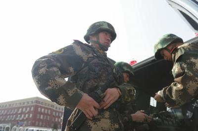 北京執勤武警頂盔摜甲25斤 每天值守13小時