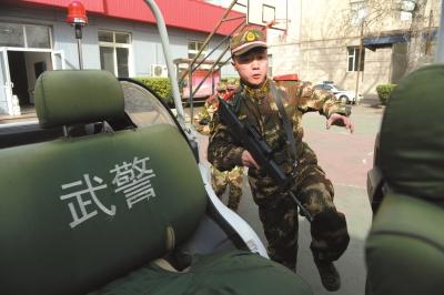 北京執勤武警頂盔摜甲25斤 每天值守13小時