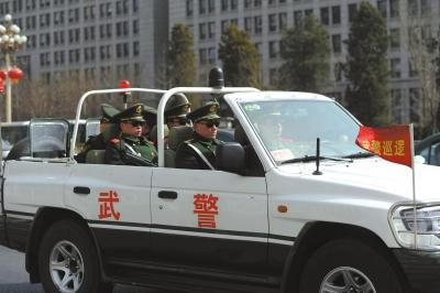 北京執勤武警頂盔摜甲25斤 每天值守13小時