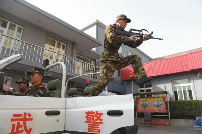 北京執勤武警頂盔摜甲25斤 每天值守13小時