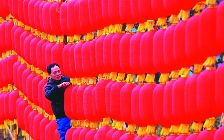 國(guó)旗燈籠玉兔中國(guó)結(jié) 重慶全城飄滿(mǎn)年味