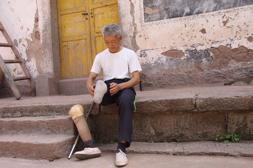 重慶獨腿老人投身幼教 爬行山區(qū)二十載不悔(圖)