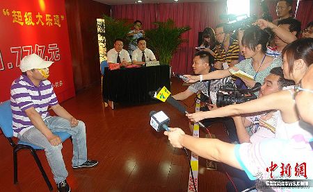 彩民戴孫悟空面具領(lǐng)走1.7億元 捐500萬(wàn)做慈善