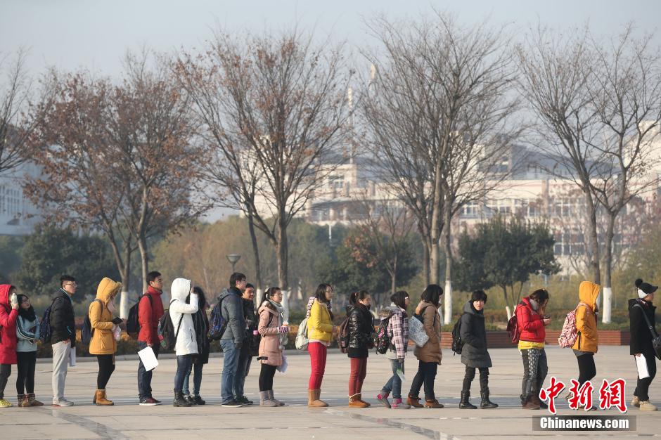 南京一高校大學生排隊上圖書館 場面堪比春運