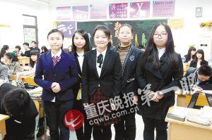 重慶一學校某班設正裝日 女生穿黑絲高跟鞋上課