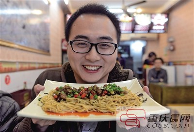 人大畢業(yè)年薪40萬 重慶小伙北京辭職回渝學(xué)做小面！