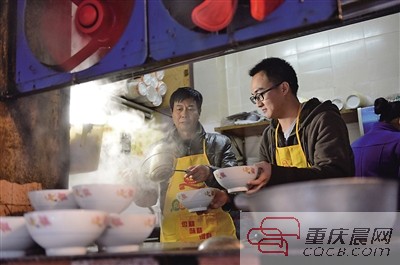 人大畢業年薪40萬 重慶小伙北京辭職回渝學做小面！