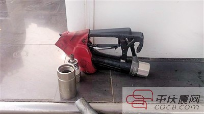 車上還插著油槍女司機(jī)開(kāi)起就走 油槍飛離加油機(jī)十米遠(yuǎn)