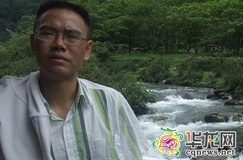 重慶一高校教授停電后打手電上課 學(xué)生稱(chēng)“男神”