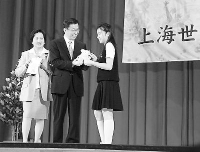 韓正贈臺灣中學(xué)生世博門票(圖)