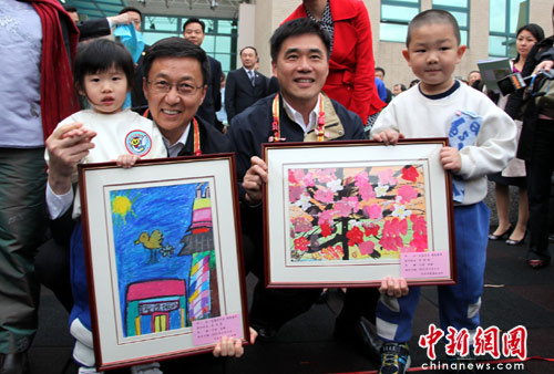 韓正與臺北小朋友“親密接觸”