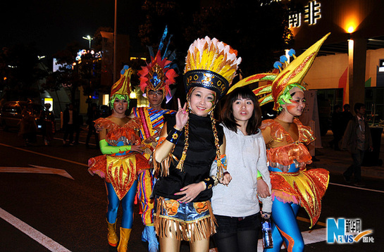 世博會(huì)巡游彩車進(jìn)行最后一次帶妝彩排