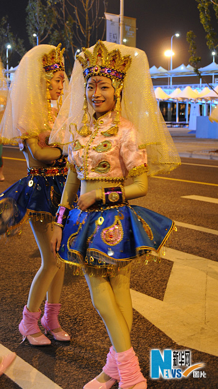 世博會巡游彩車進行最后一次帶妝彩排