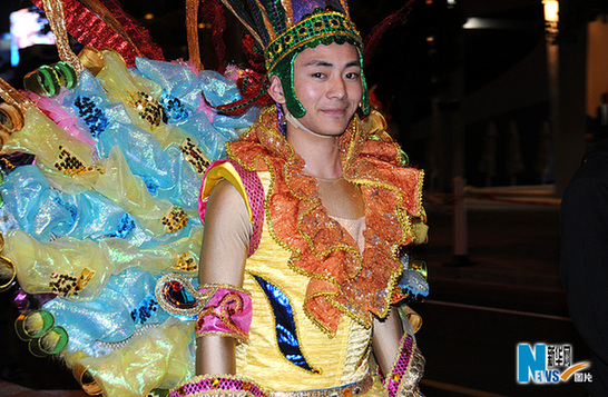 世博會巡游彩車進(jìn)行最后一次帶妝彩排