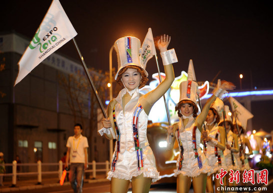 世博盛裝夜巡游 花車美女盡顯異域風(fēng)情