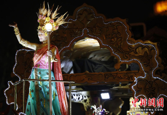 世博盛裝夜巡游 花車美女盡顯異域風(fēng)情