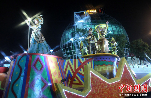 世博盛裝夜巡游 花車美女盡顯異域風(fēng)情