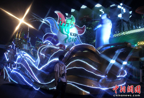 世博盛裝夜巡游 花車美女盡顯異域風(fēng)情