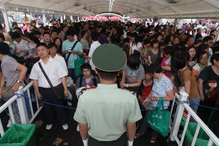 沙特館排隊由武警帶隊前進 防止因擁擠而摔倒(圖)