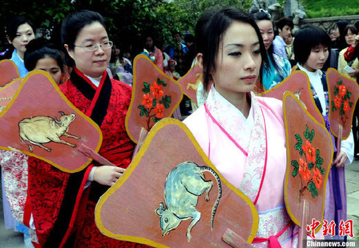 福建漢服愛好者依傳統(tǒng)禮儀舉行花朝節(jié)民俗活動(dòng)