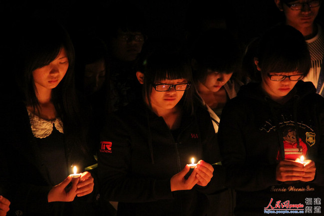 福州高校為雅安祈福：“四川雄起！雅安不哭！”