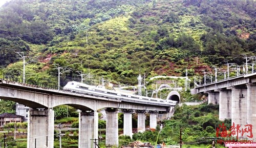最美高鐵隱在青山綠水間 向莆鐵路穿越七大名勝景區