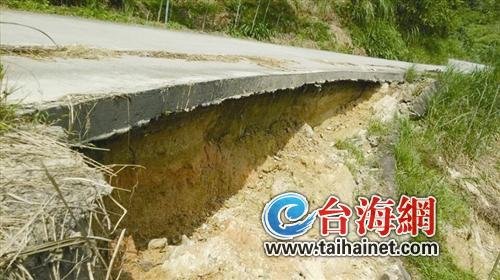 泉州一公路路基被大雨掏空 懸空數月無人處理