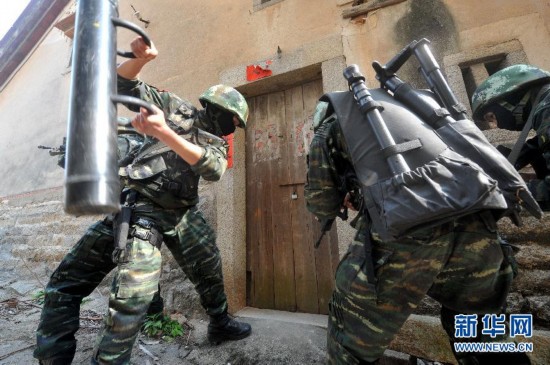 廈門武警特戰(zhàn)隊(duì)反恐實(shí)戰(zhàn)演練：拐角射擊槍驚艷(組圖)