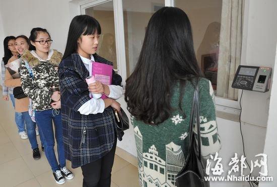 閩江學院用人臉識別機簽到 學生出勤率增高