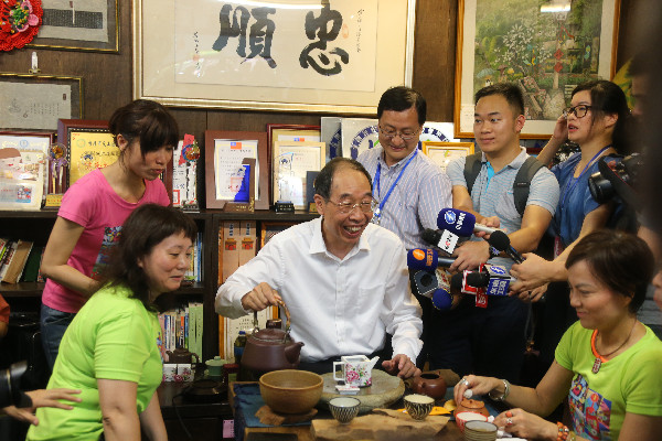 <BR>楊岳陪同尤權(quán)到臺(tái)北市文山區(qū)忠順社區(qū)進(jìn)行基層居民交流
