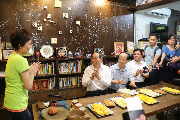 <BR>楊岳陪同尤權(quán)到臺(tái)北市文山區(qū)忠順社區(qū)進(jìn)行基層居民交流