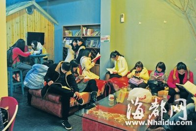 福州免費(fèi)書吧躥紅受質(zhì)疑 已貼出“轉(zhuǎn)讓”告示