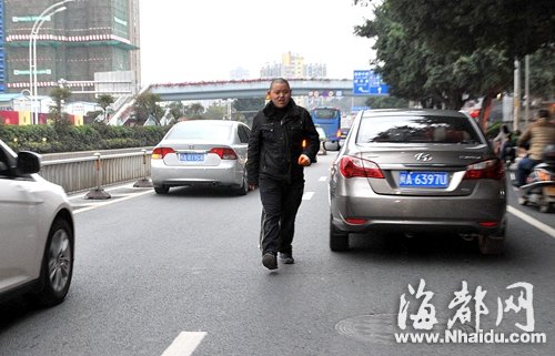 福州持磚攔車暴力乞討壯漢 已被警方控制（圖）