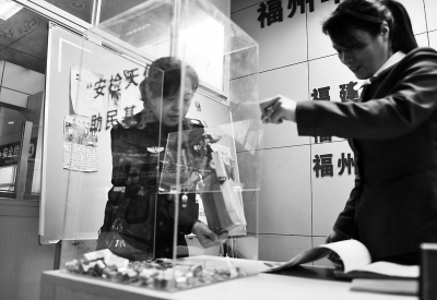 福州火車站安檢員：用撿的零錢成立基金幫助旅客