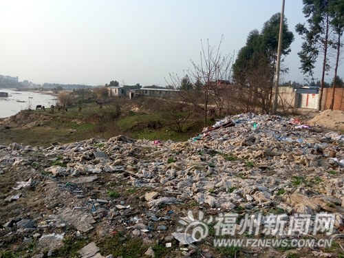堆場(chǎng)占地到處是垃圾 烏龍江上游沙洲濕地遭侵蝕
