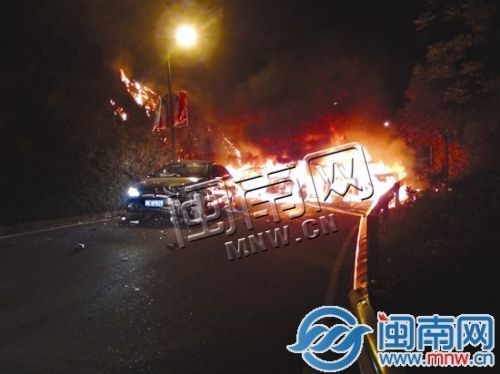 泉州清源山齊云路昨夜5車連撞起火 4車燒毀嚴(yán)重