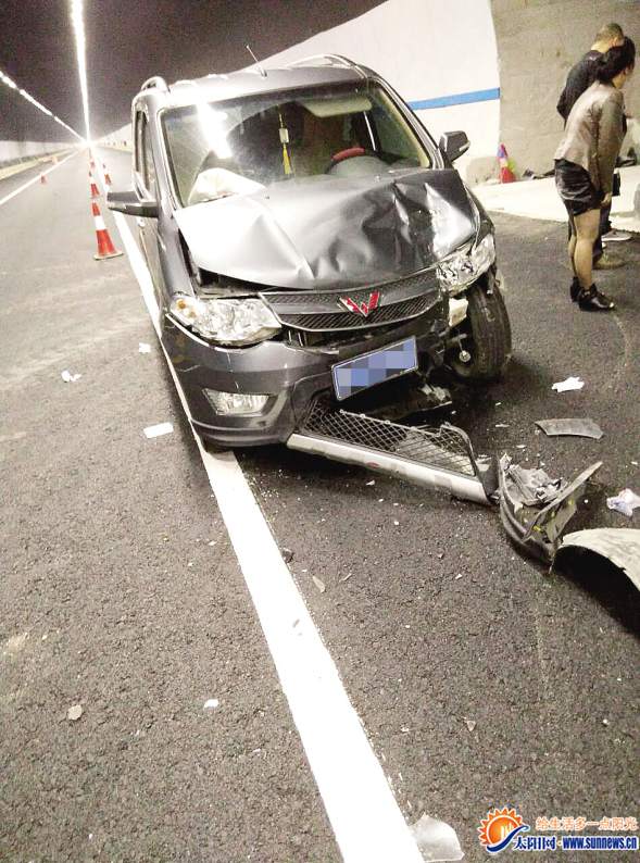 越野車走錯路想在隧道內(nèi)掉頭 撞上面包車五人受傷