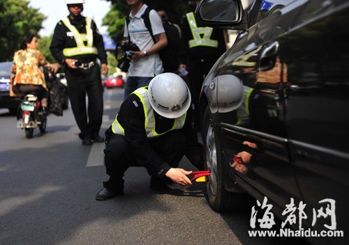 福州鼓樓鬧市道路亂停車(chē) 一小時(shí)36輛小車(chē)被抄告