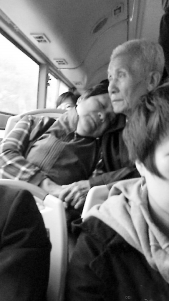 福州公交車上這對老人好甜蜜 網友：最浪漫的事