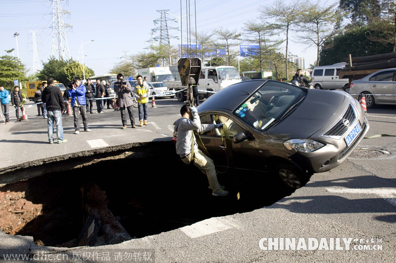 廣州科韻路發生地陷 一小轎車栽進坑里