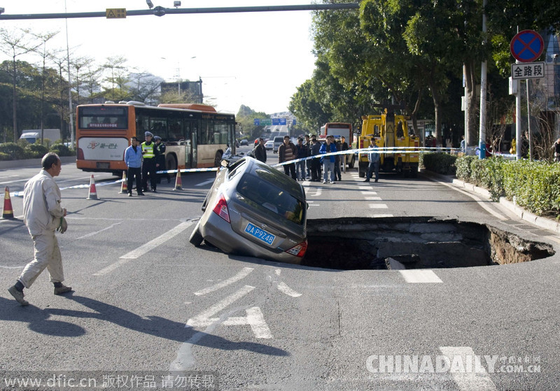 廣州科韻路發(fā)生地陷 一小轎車栽進(jìn)坑里