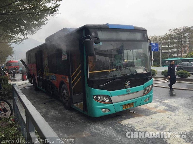 廣東深圳一公交突然起火 造成交通堵塞
