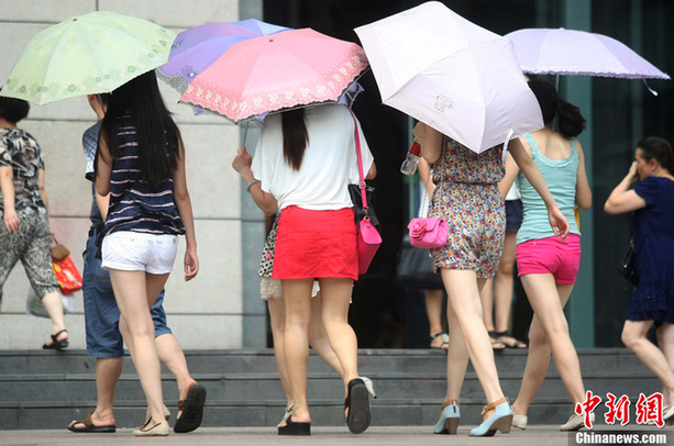 重慶氣溫最高超37℃ 街頭短褲長(zhǎng)裙“風(fēng)光好”