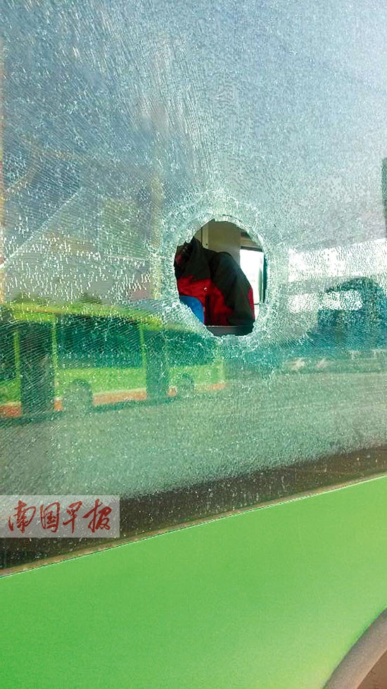 路邊飛石砸爛公交車玻璃 事發南寧市昆侖大道